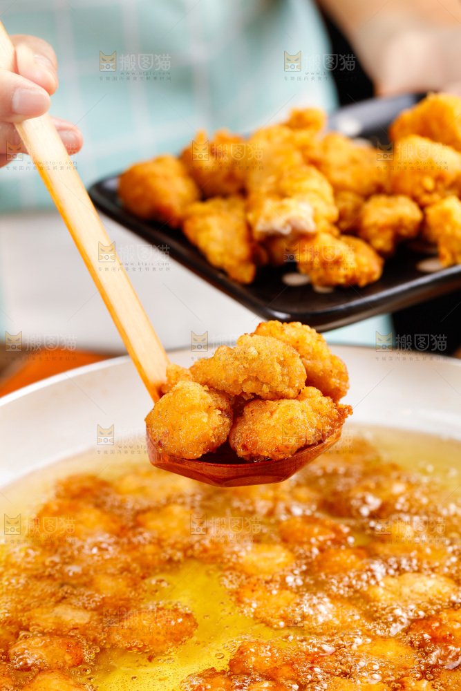 勺子上挖着油炸鸡米花