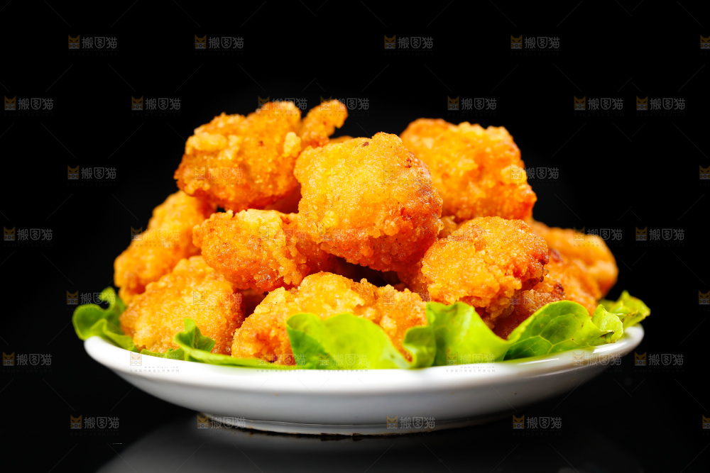 黑底上放着一盘香酥鸡米花