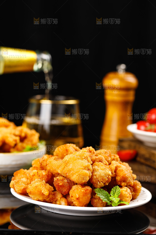 黑底上放着一盘油炸鸡米花