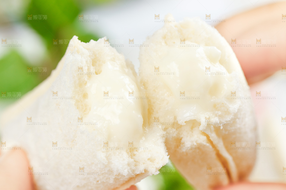 手上拿着乳酸菌小口袋面包