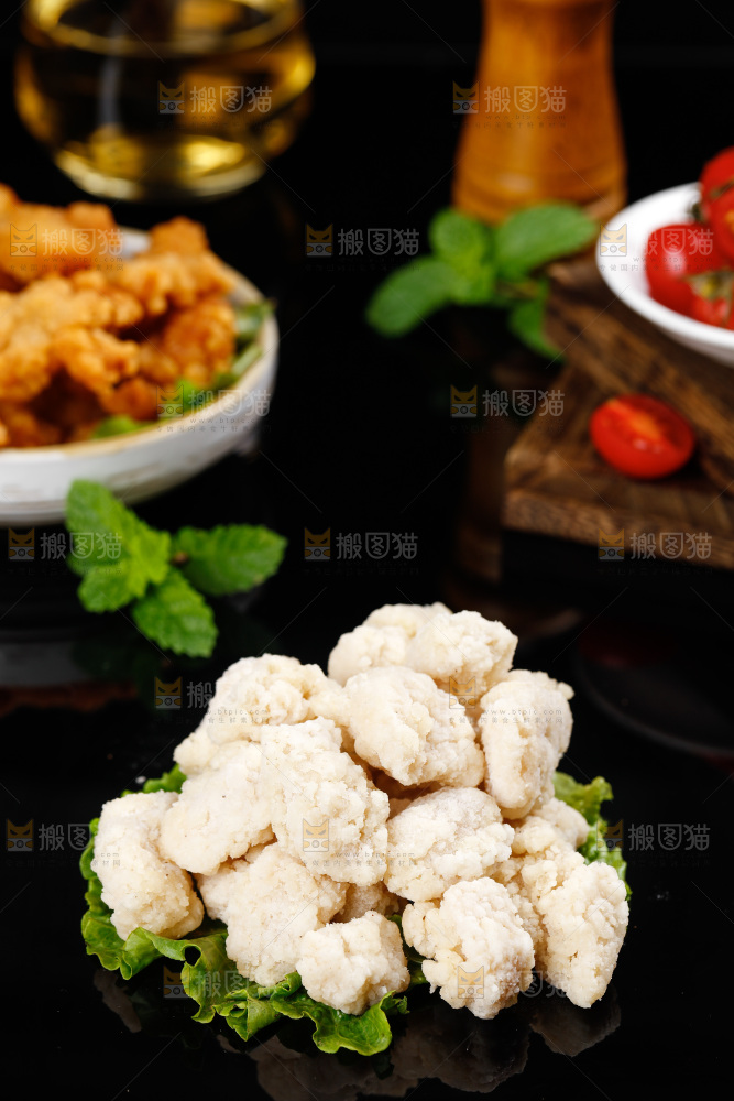 黑底上放着一堆鸡块