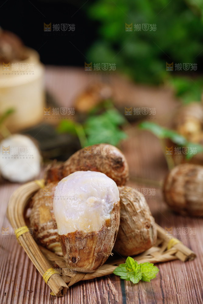木底上簸箕里的牛奶芋头