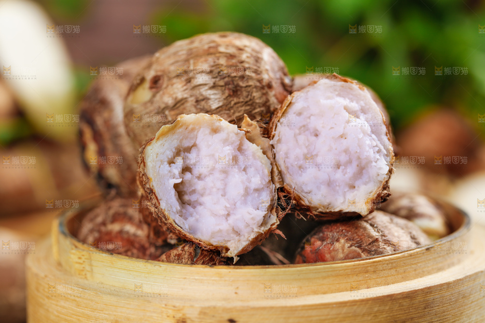 黑底上放着一笼云南牛奶小芋头