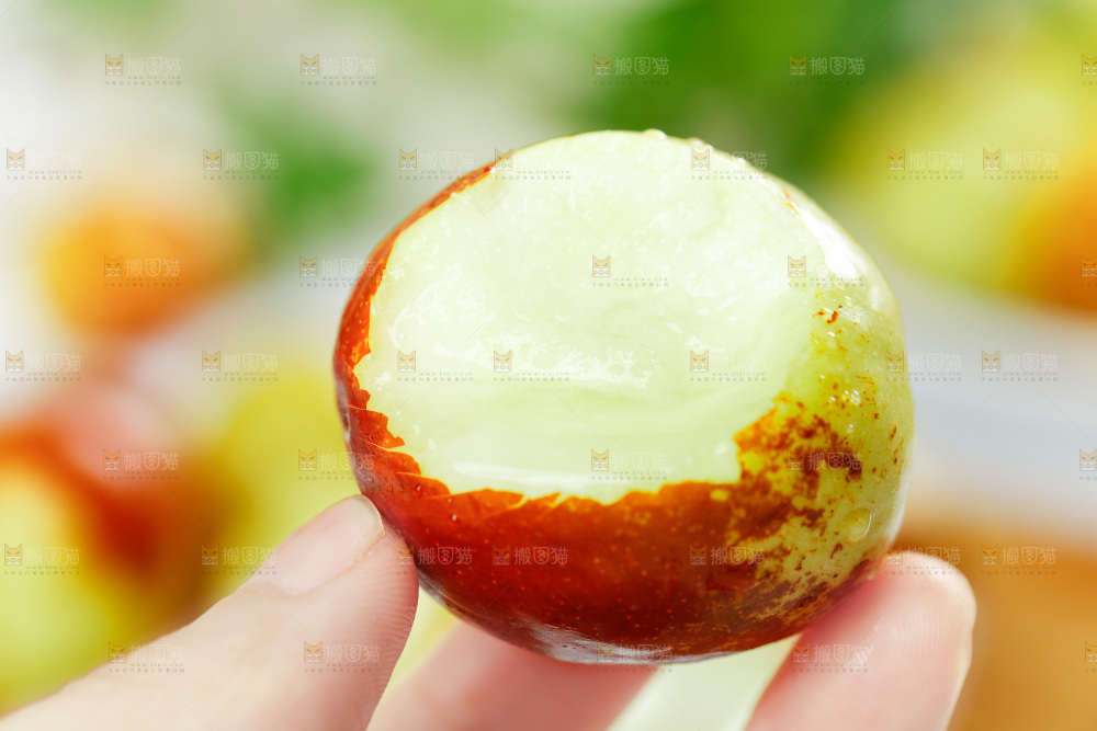 手上拿着大荔冬枣