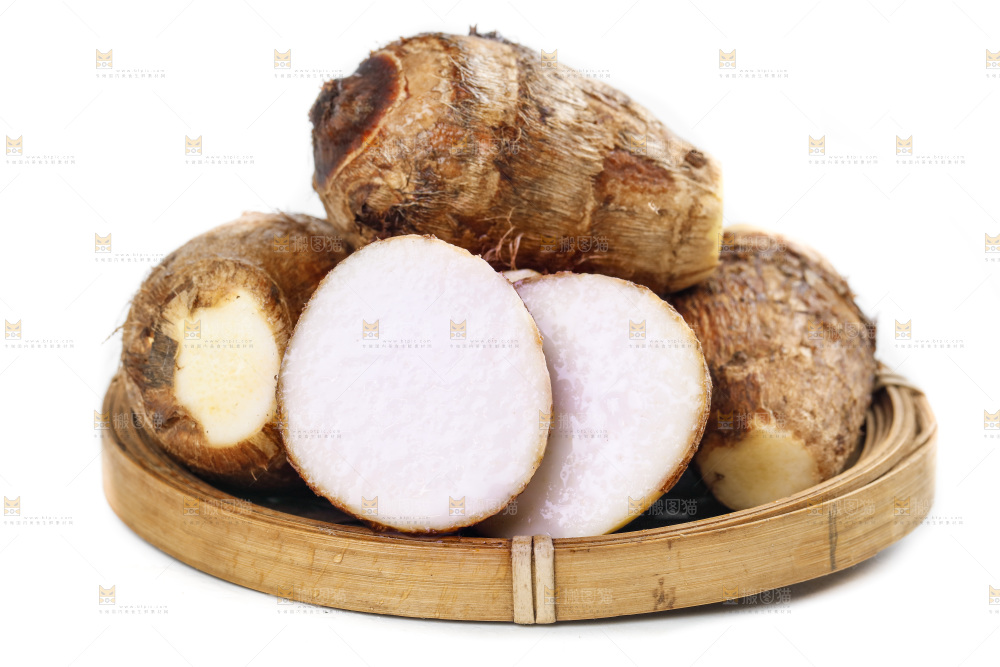 白底上篮子里的牛奶小芋头