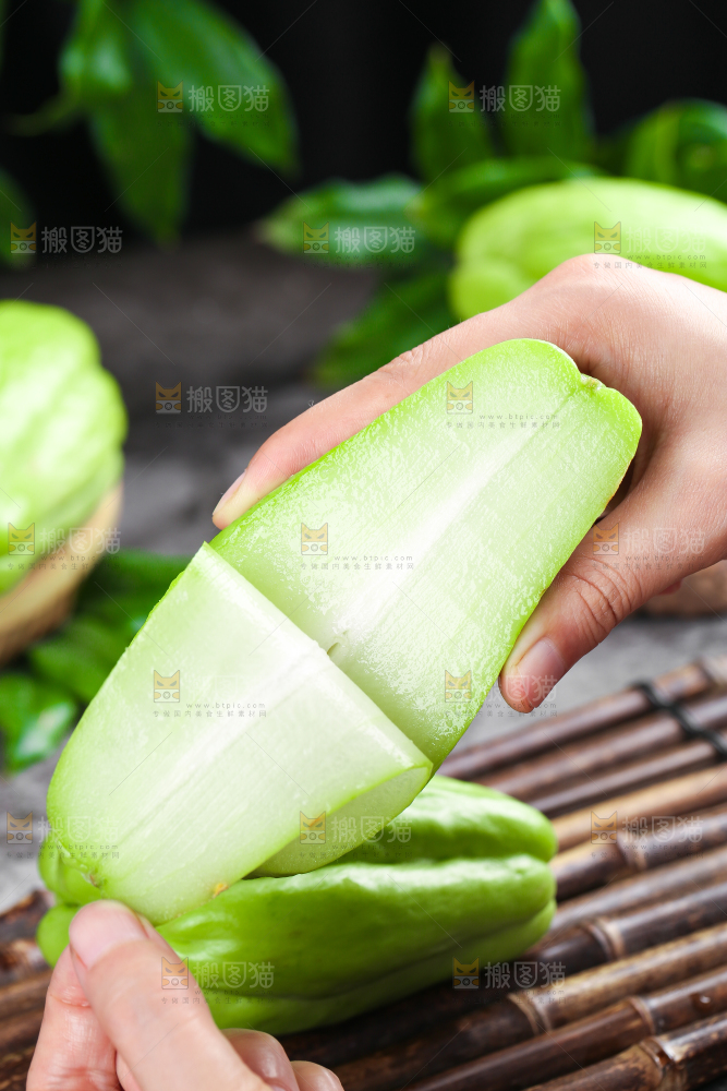 手上拿着捧瓜