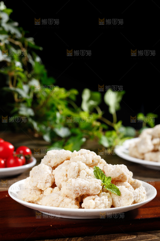 木板上放着一盘鸡米花
