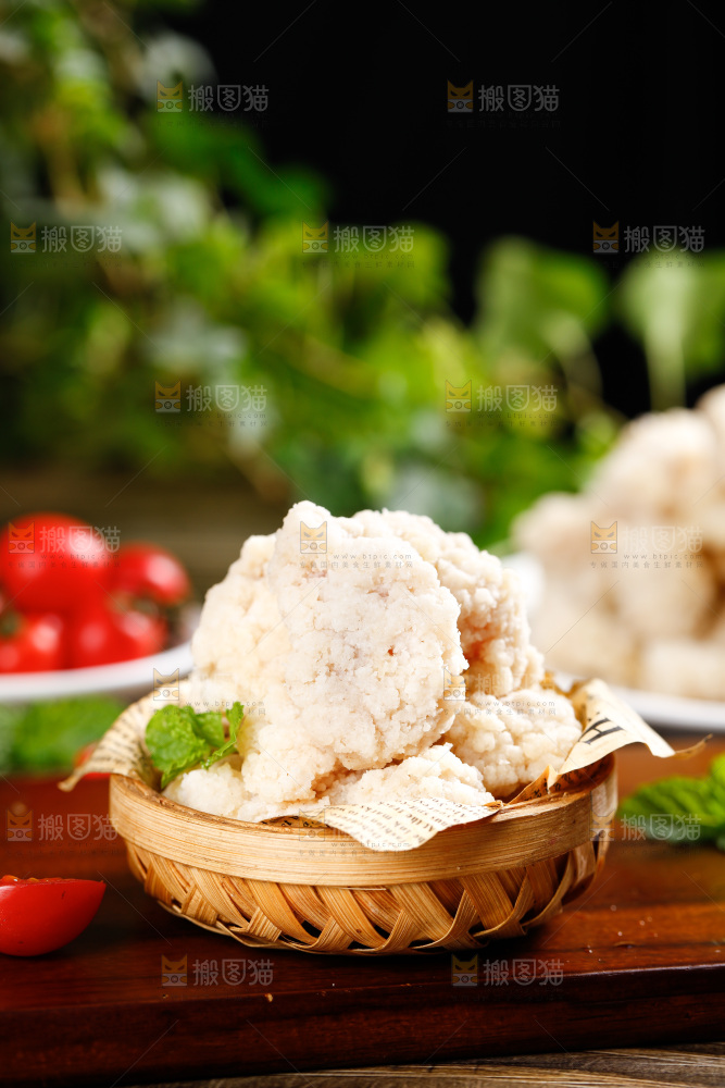 木板上篮子里的自制鸡米花