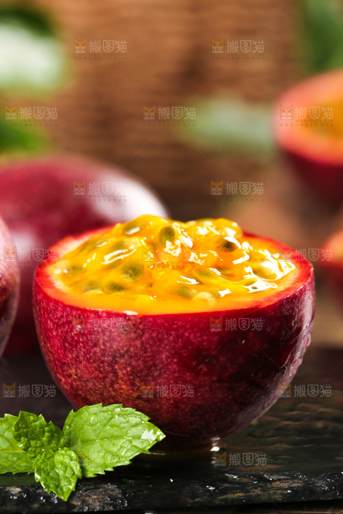 黑底上的百香果果肉