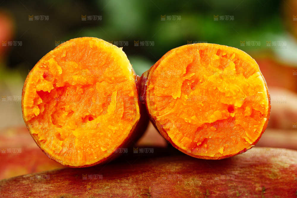 一堆西瓜红蜜薯