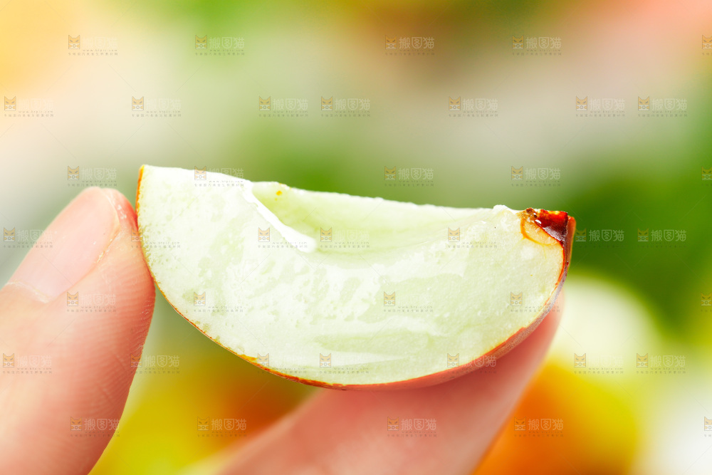 手上拿着大荔冬枣
