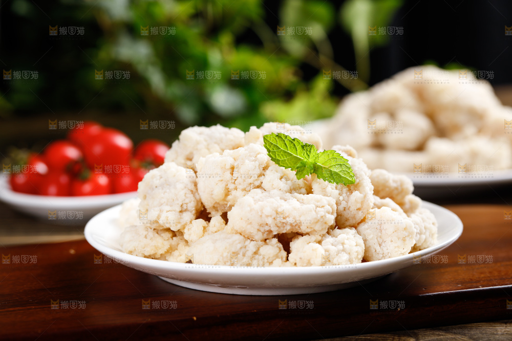 木板上放着一盘鸡米花