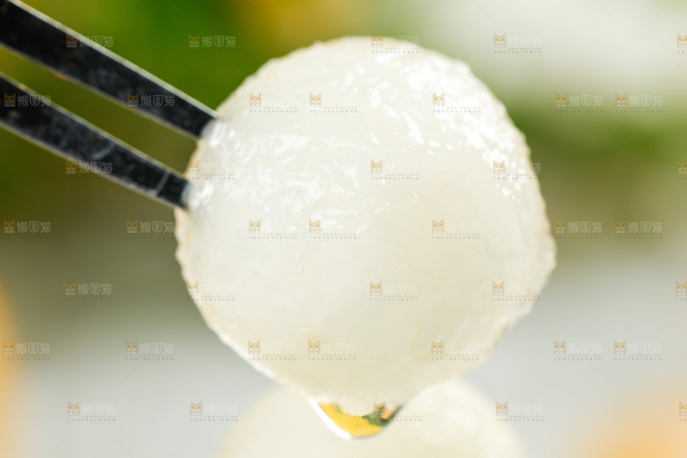 叉子上插着一块梨子果肉
