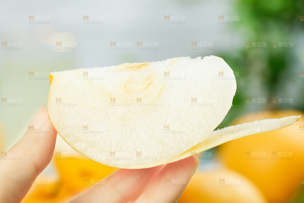 手上拿着一块南水梨