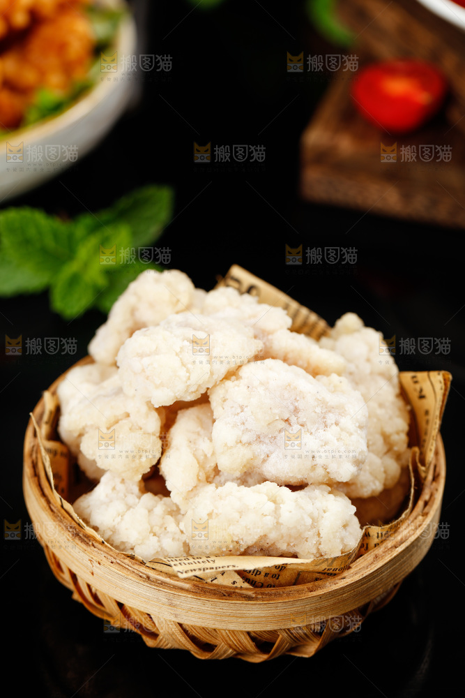 黑底上篮子里的鸡米花
