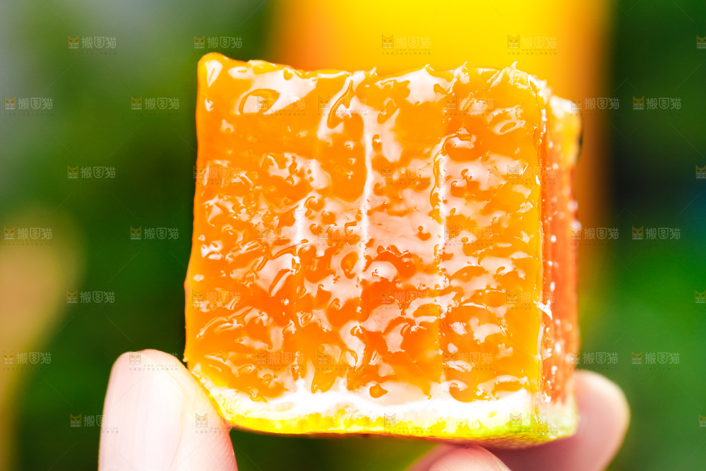 手上拿着蜜桔