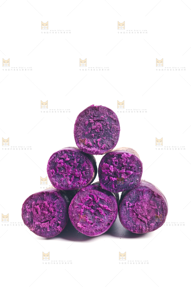 白底上一堆蒸熟的紫蜜薯