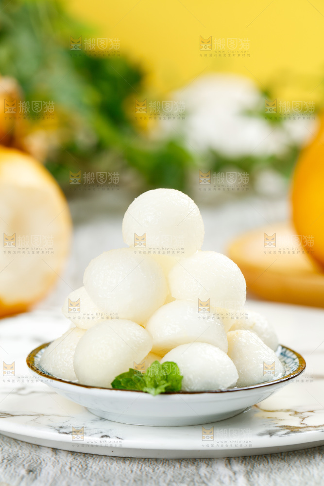 石盘里放着一碟丰水梨果肉