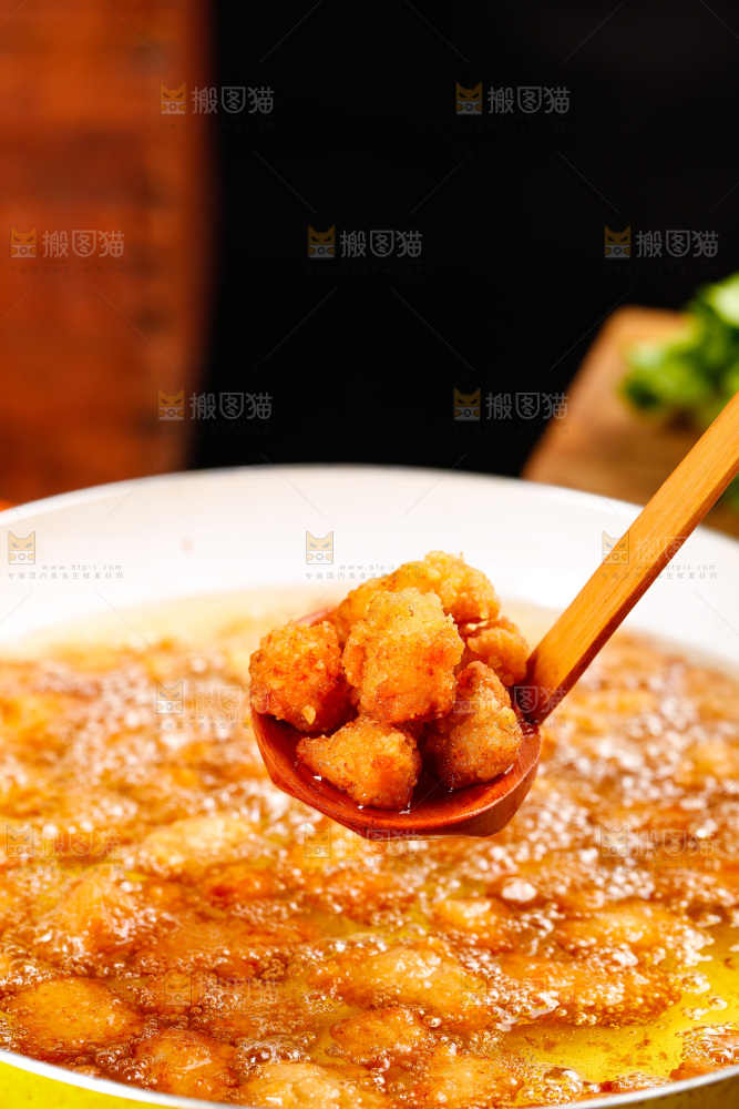 勺子上挖着油炸鸡米花