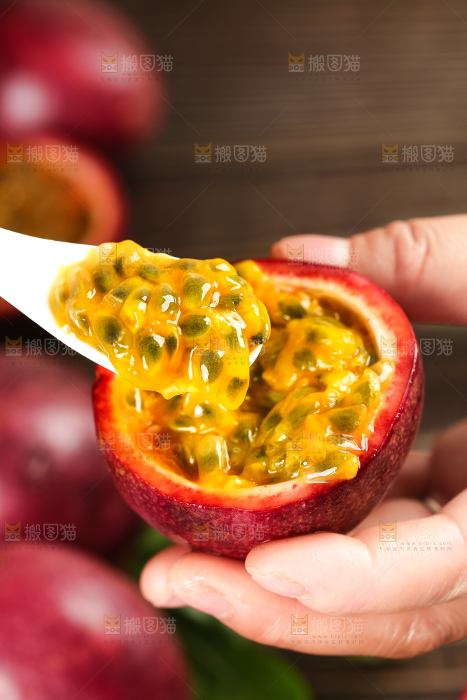 勺子上挖着百香果果肉