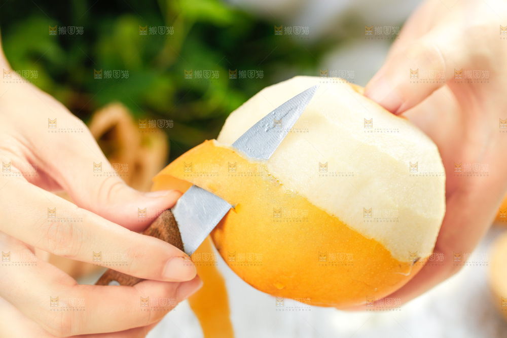 手上削着皮的秋月梨