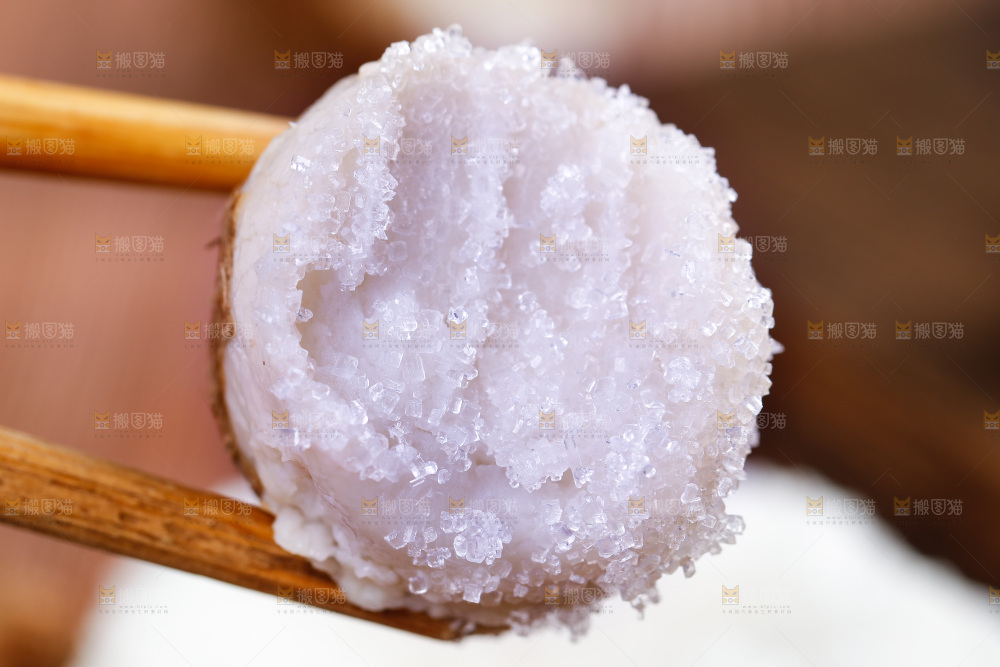 筷子上夹着牛奶芋头