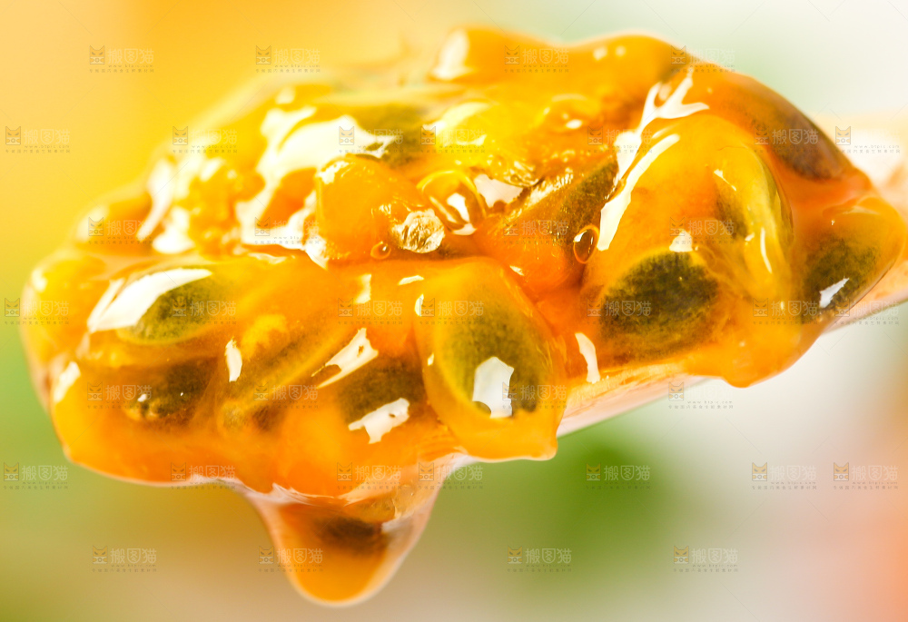 勺子上挖着百香果果肉