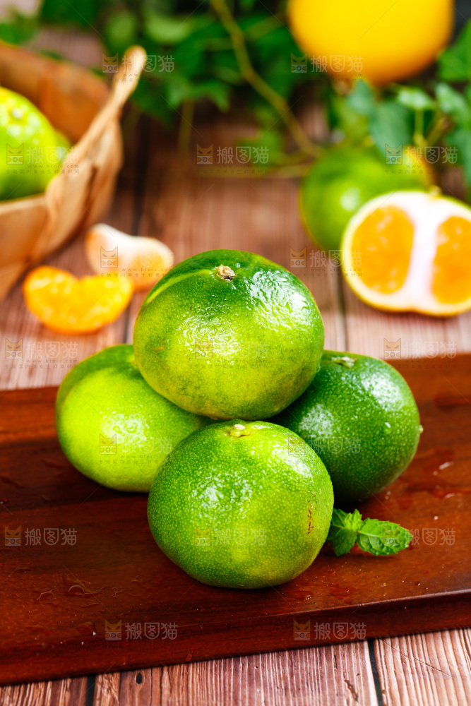木板上放着一堆宜昌蜜桔
