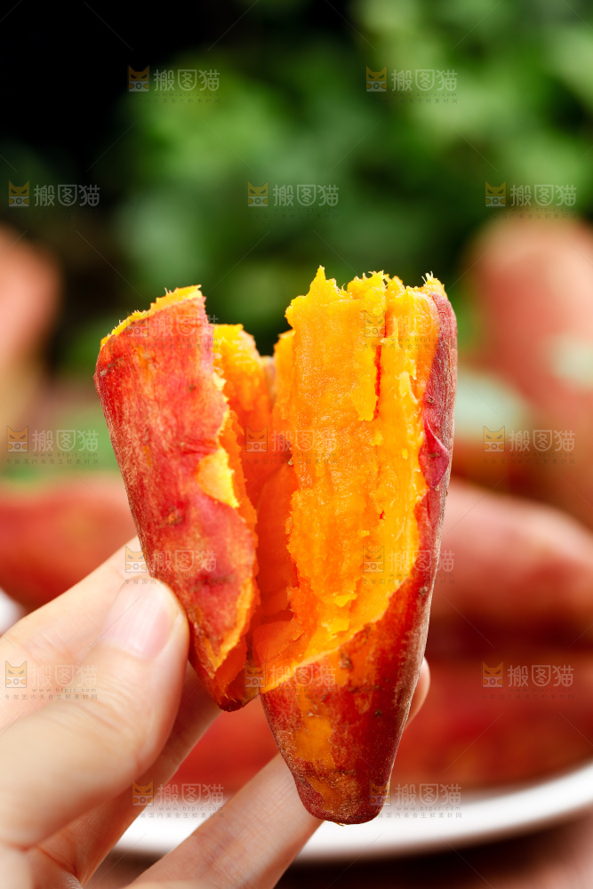 手上拿着红心蜜薯