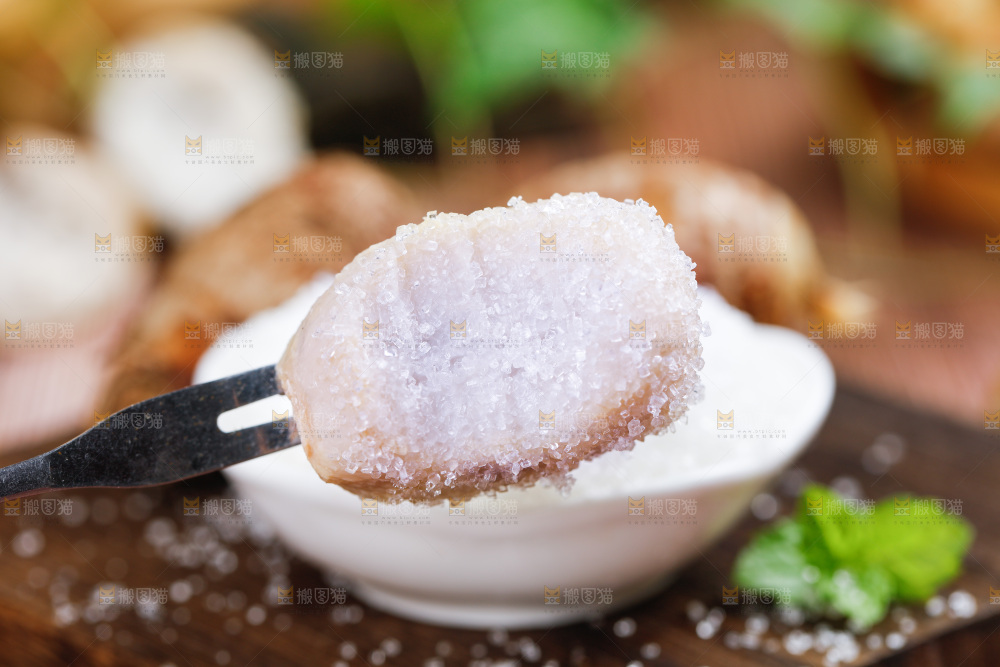 叉子上插着一块沾糖的小芋头