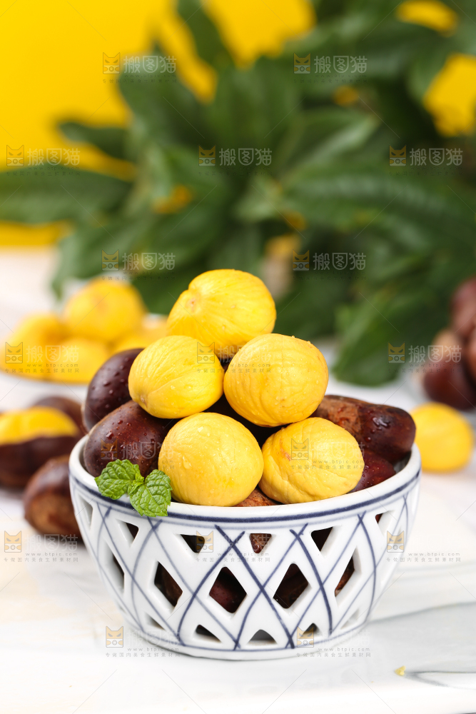 白石底上一碗新鲜板栗