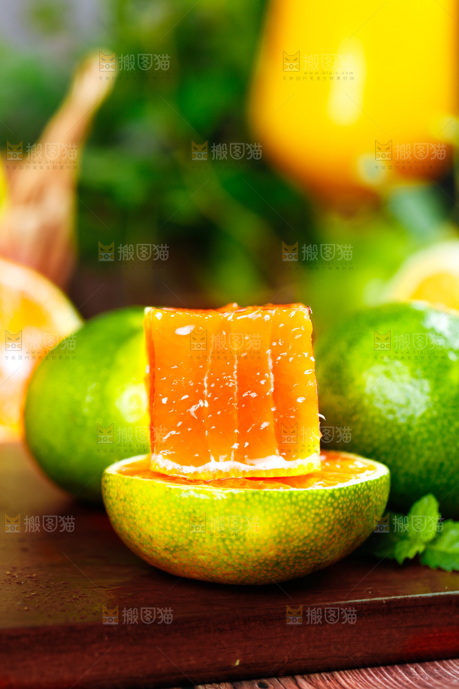 木板上放着青皮蜜桔和蜜桔果肉