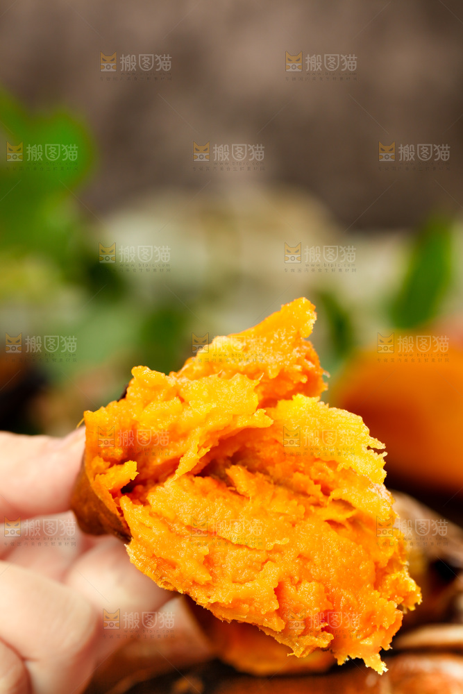 手上拿着红薯