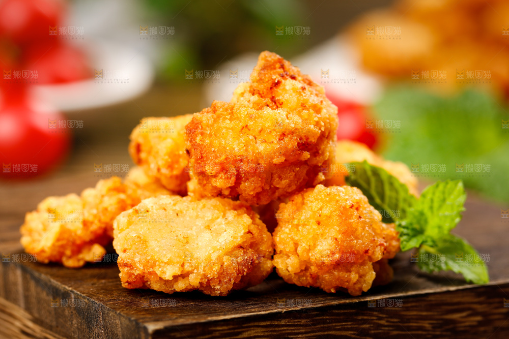 木板上放着盐酥鸡米花