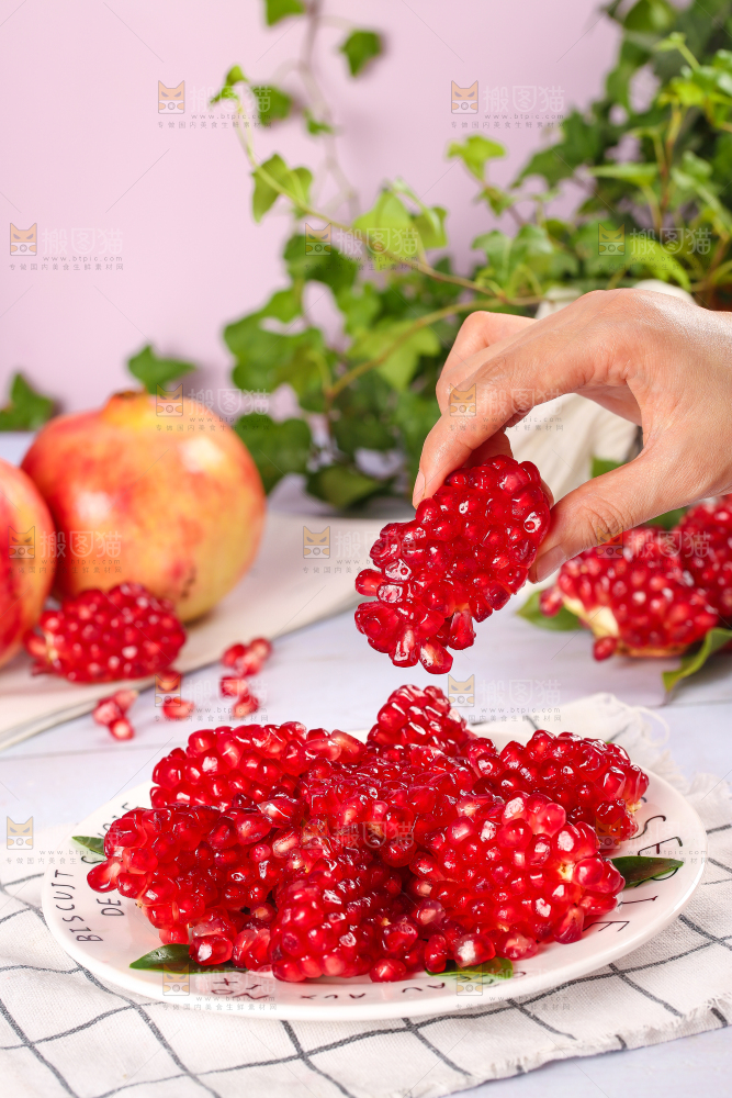 格子底上放着一盘软籽石榴籽