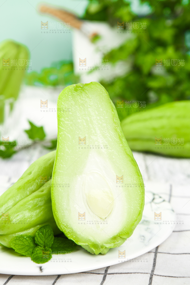 格子底上放着一盘高原佛手瓜