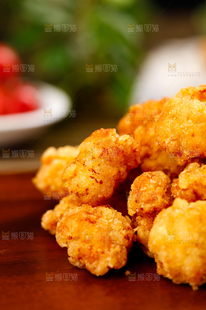 深底上放着一堆黄金鸡米花