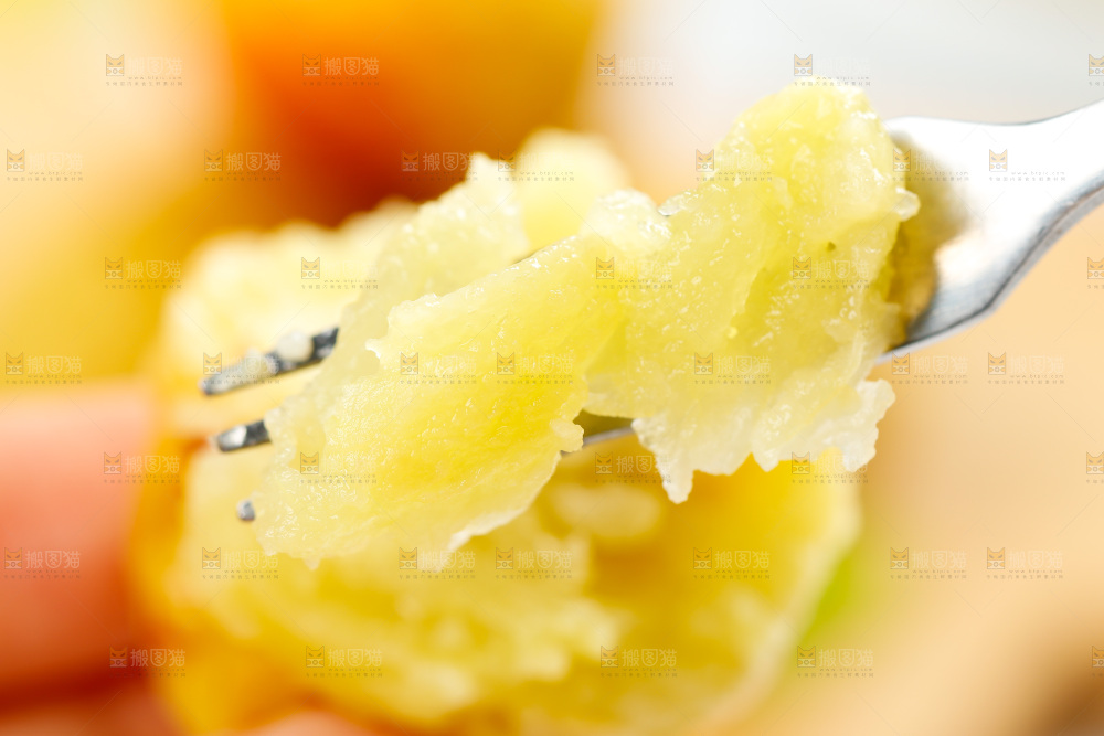 叉子上插着蒸熟的冬枣