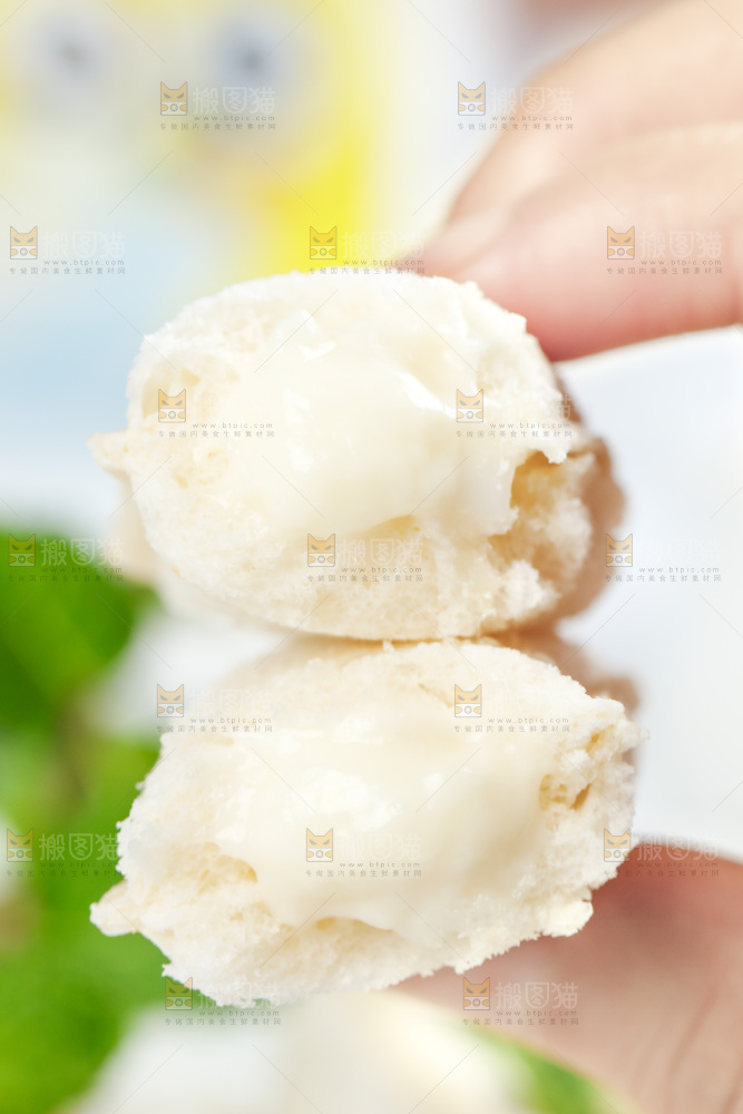 手上拿着乳酸菌小口袋面包