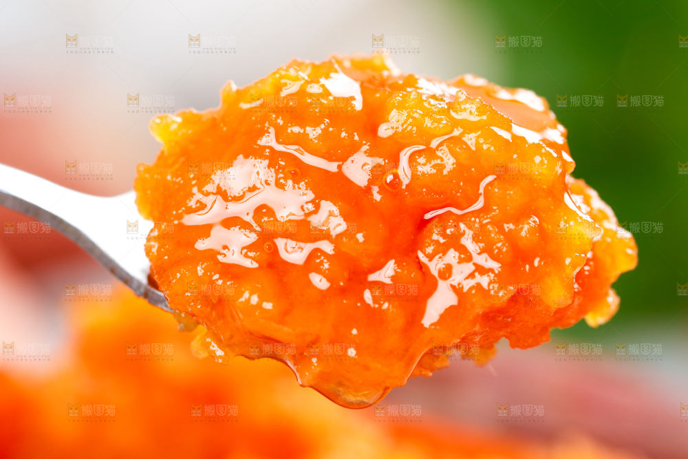 勺子上挖着糖心蜜薯