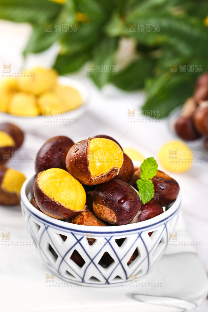 白石底上一碗新鲜板栗