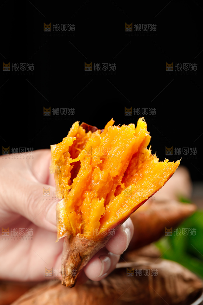 手上拿着蜜薯