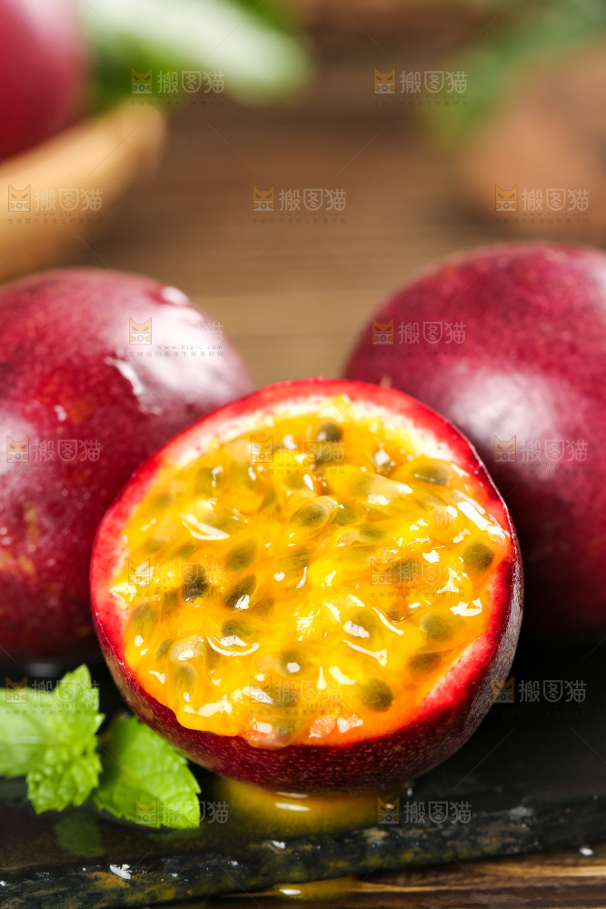 黑底上放着一堆云南百香果