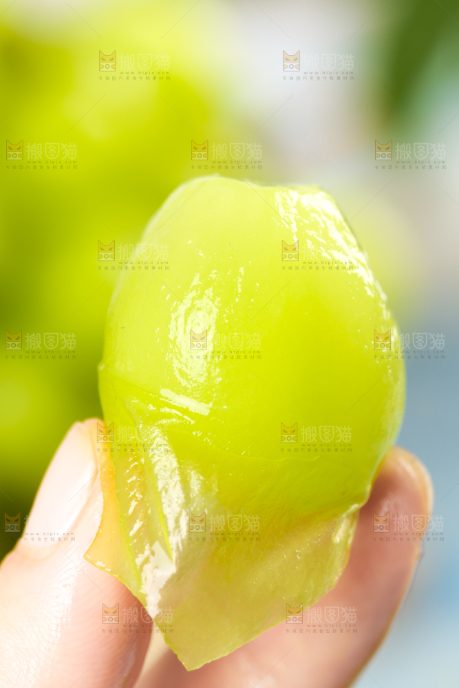 手上拿着无籽青提