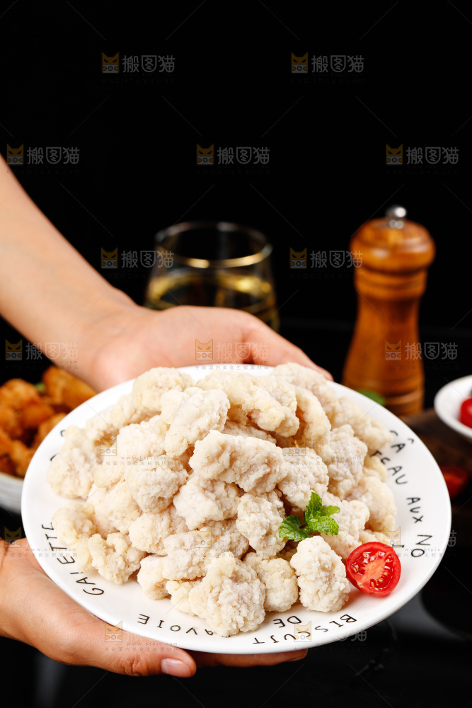 手上端着一盘自制鸡米花