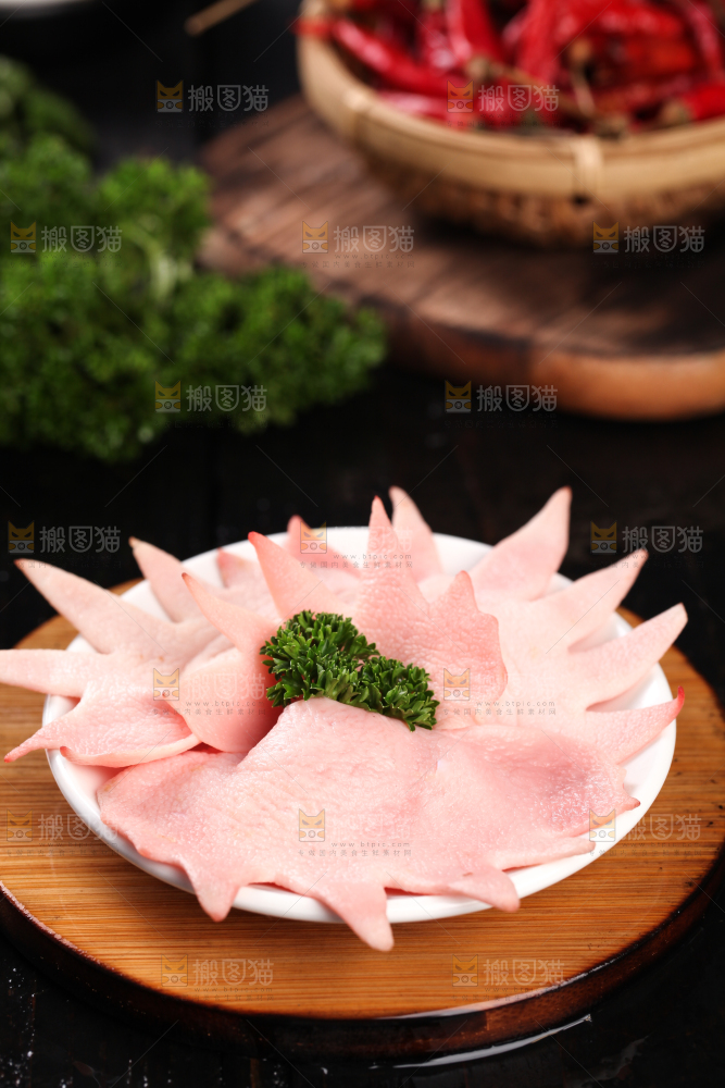 木板上放着一盘鸡冠子