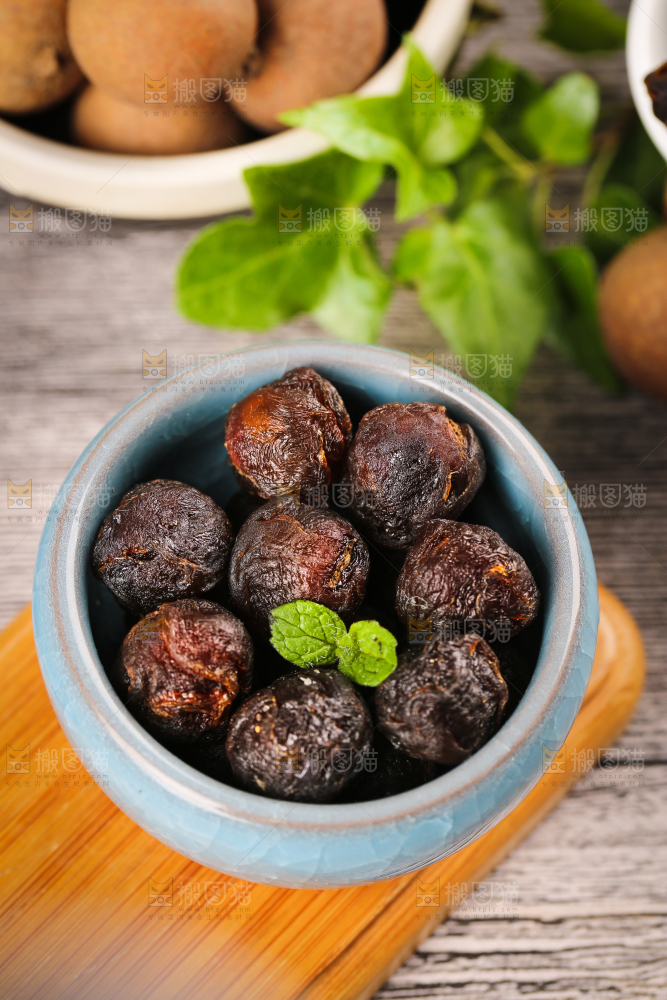 木板上放着一碗去壳的桂圆果肉