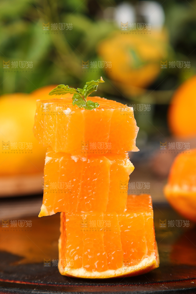 深木底上的果冻橙果肉
