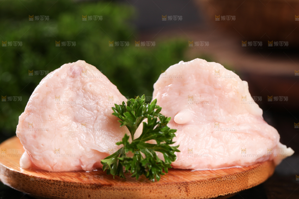 木板上放着鸡屁股