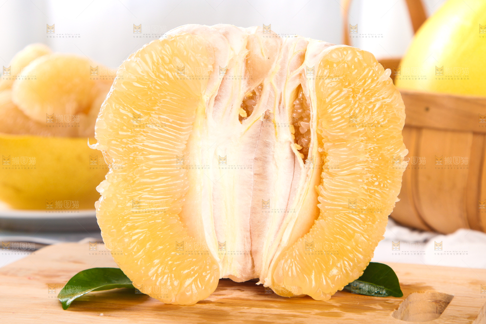 木板上放着一堆白心柚子果肉